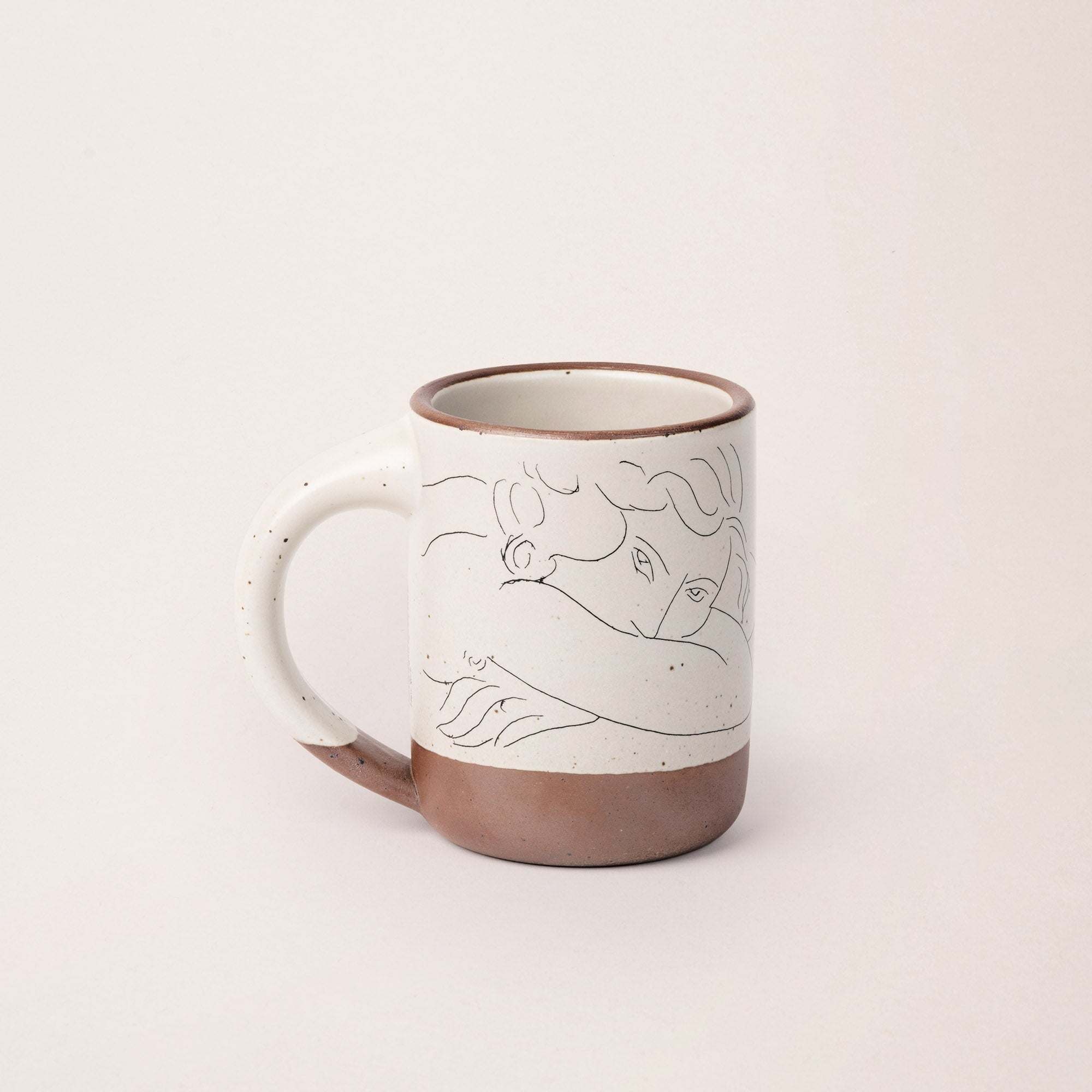 The Mug, Jeune femme le visage enfoui dans les bras
