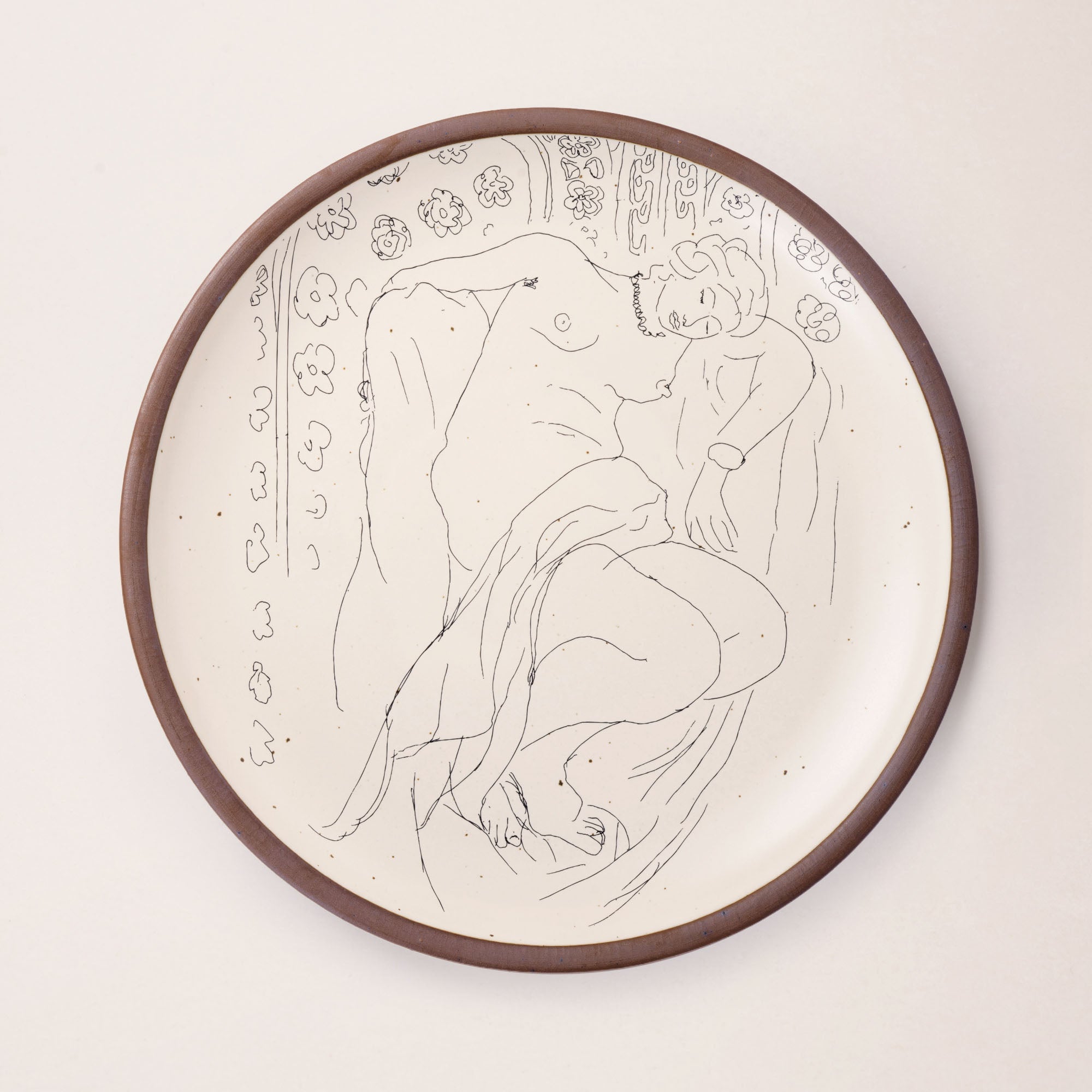 Serving Platter, Figure endormie sur fond moucharabieh